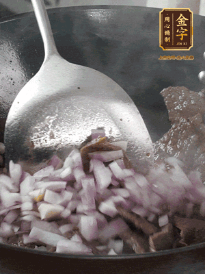 橄欖油熱鍋，牛肉丁炒至焦香狀態(tài)，下洋蔥丁翻炒出香味