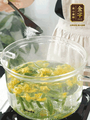 水開后，加鹽、黃瓜花焯水30秒