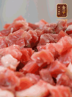 做月餅餡 火腿切成小丁，溫水浸泡5分鐘，上鍋蒸熟15-20分鐘，再將火腿丁、白砂糖、蜂蜜攪拌腌漬2小時
