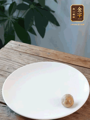 做水油皮、油酥 將油皮材料放入料盆中，加100ml水攪拌成雪花片狀。在案板上反復揉搓成有一定筋度的光潔面團，搓成14個團子。
