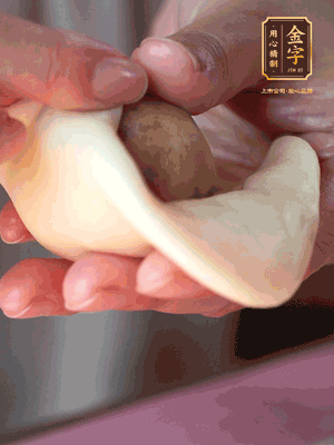 包月餅 面劑兩頭向中間捏緊， 光滑一面向下