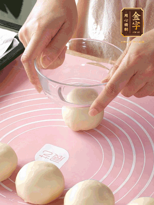 按扁后搟成圓形面皮。餡料放在面皮中心，把餡料包緊，捏緊收口