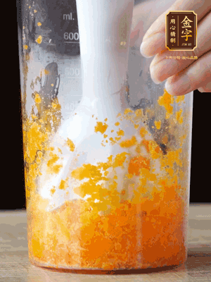 加玉米油、水怡、水揉搓成細(xì)膩的面團(tuán)。松弛半小時(shí)后，分成37g一個(gè)