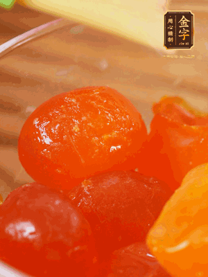 咸蛋黃噴白酒，170℃烤10分鐘。打碎過篩