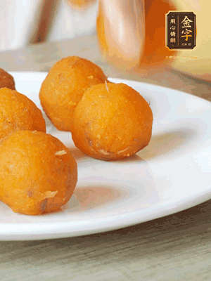 融化的黃油、芝士粉攪勻，加糖粉、蛋液、淡奶油、咸蛋黃攪勻，再加入玉米淀粉、奶粉拌勻，用不粘鍋炒至抱團(tuán)