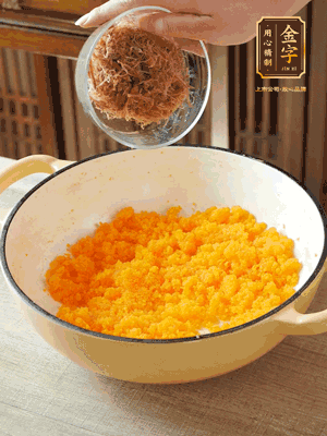 加火腿絲拌均，分成37g一個(gè)餡料，冷凍30分鐘