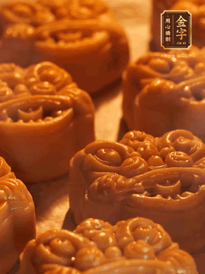 表面噴上水，烤箱預熱至190℃，170℃烤10分鐘