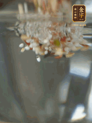 雜糧提前浸泡6小時(shí)，洗凈后下砂鍋