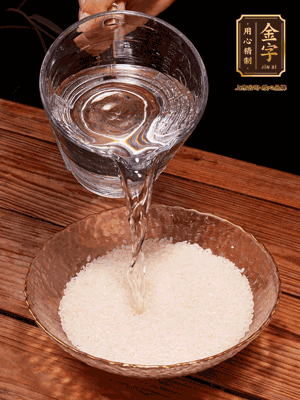 大米提前浸泡30分鐘。干香菇泡發(fā)切成條；蝦米提前浸泡2小時(shí)