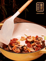 蔥白、干香菇、蝦米、香腸片略微翻炒才出香味，然后倒入料汁（生抽3勺、蠔油2勺、胡椒粉少許）、大米拌勻