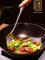 油熱下香腸炒至兩面微焦，下姜蒜、干辣椒、小米椒碎爆香