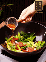 下蒜苗炒軟，沿鍋邊烹入一勺料酒，加醬油、蠔油、白糖調(diào)味炒勻