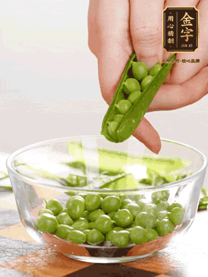 處理食材，藕切片，豌豆剝殼，菱角剝殼， 依次焯水