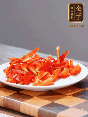 藕帶洗凈，斜切成小段備用、姜切絲、蒜切片、辣椒斜切，再切少許蒜