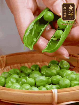 甜豆去殼，剝出甜豆米。百合小心剝成片。