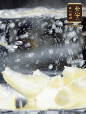 燒開一鍋水，甜豆米、百合燙10秒