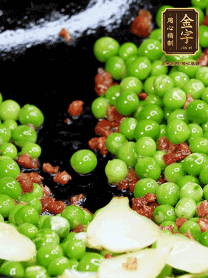 鍋內少許油，下火腿煸香，再下甜豆米、百合翻炒，少許鹽、一點水煮到收干