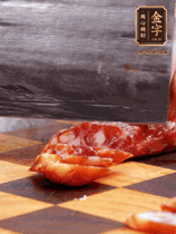 處理食材：香腸切片，土豆切塊、胡蘿卜切丁、豆角切段