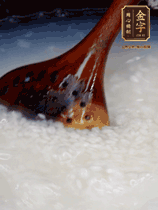 大米淘洗干凈，水開放入大米，煮3分鐘，煮到用手可以掐斷大米，撈出瀝干備用