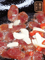 香腸煸香，加大蒜、小米辣增加香味