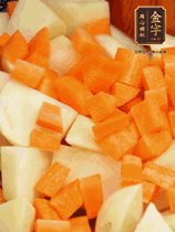 加土豆、胡蘿卜翻炒，隨后加入豆角、1勺鹽、1勺生抽、1勺蠔油、半勺老抽煸炒均勻