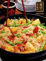 加水，沒過大部分食材。把瀝干水分的米飯均勻地鋪在上面，筷子戳幾個(gè)洞