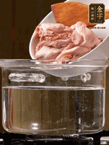 麻鴨切塊，冷水下鍋，加蔥姜、料酒焯水。撈出溫水洗凈