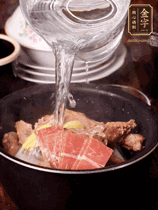 所有食材放入電飯鍋，加2勺料酒，足量的開水，按煲湯鍵煮湯