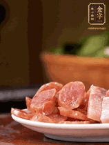 金字咸肉、金字香腸煮熟。咸肉切條、香腸切片備用。