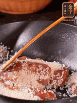 咸肉香腸下鍋煸出油脂香味，倒入洗凈的大米攪拌