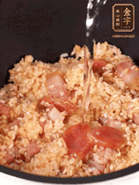 一起放入電飯鍋，加入剛好沒過食材的水。