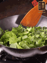 上海青切碎，用豬油炒到半熟