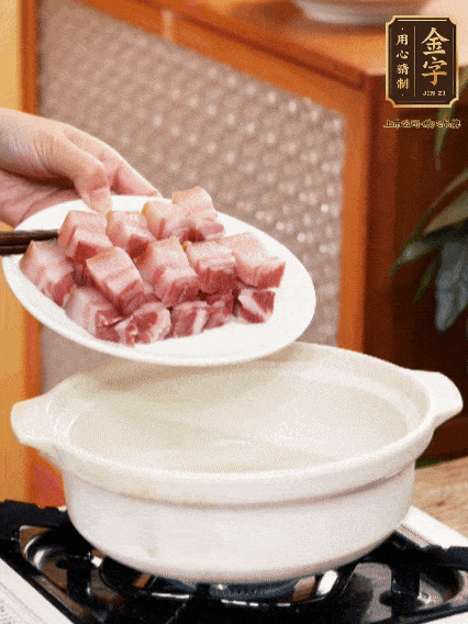 鍋內(nèi)倒油，下咸肉微微煸炒，再放排骨炒一下