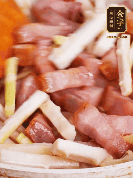 少許油煸香咸肉，下春筍翻炒均勻