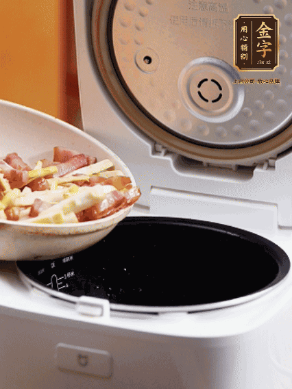 和洗凈的大米一起倒入電飯煲，攪拌均勻。水剛好沒過大米