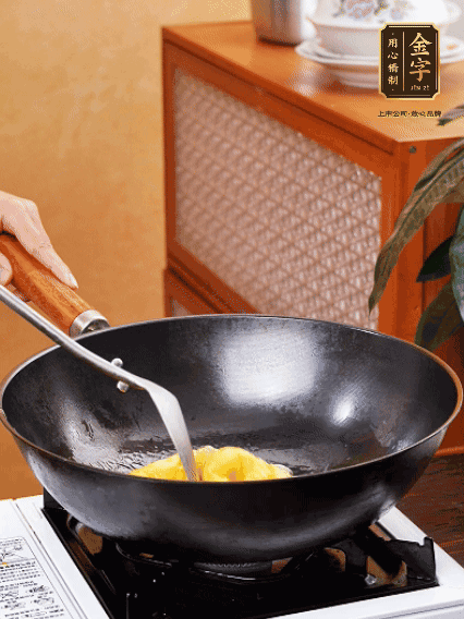 熱油，下雞蛋液煎好，盛出備用