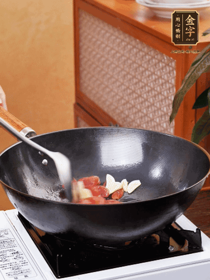 熱油，香腸微微煸出香味，加蒜片、小米辣