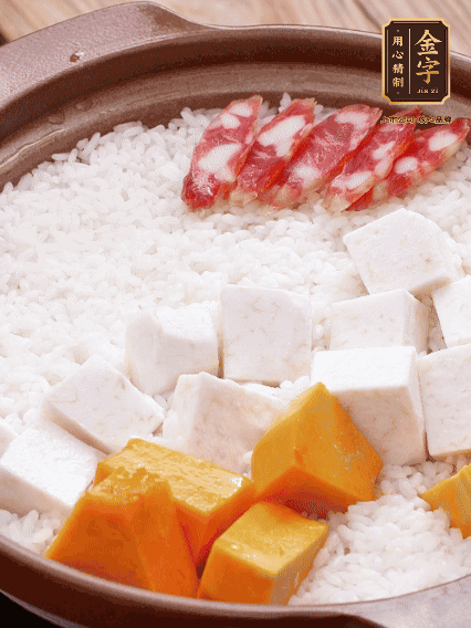 砂鍋涂油，放入泡好的大米。鋪上芋頭、南瓜，倒入開水剛好沒過，中火煮到水收干