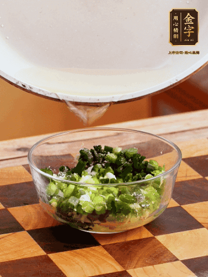 姜末、蔥末加鹽，潑熱油做成蔥姜醬