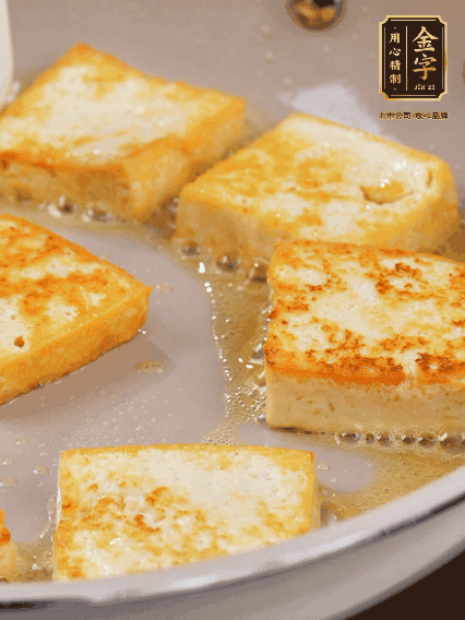 豆腐切片，兩面煎一下備用；春筍切段