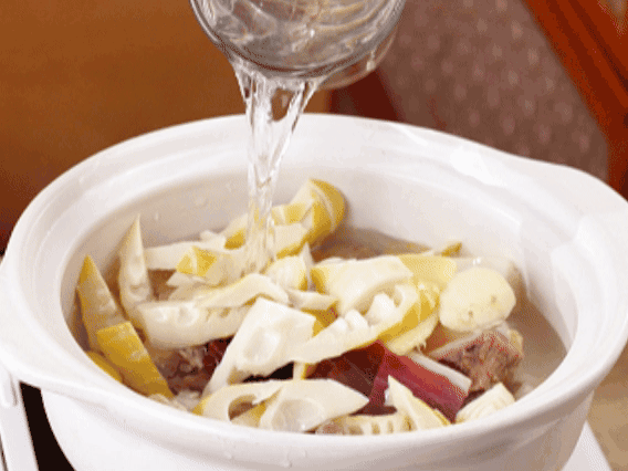 砂鍋中依次放入姜片、雞肉、春筍、火腿，加入足量的水，大火燒開后，轉(zhuǎn)小火燉40分鐘