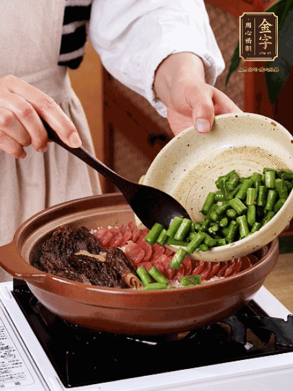 鋪上金字香腸、羊肚菌、蘆筍，蓋蓋子燜7分鐘