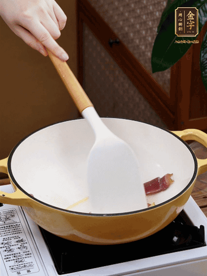 油熱，姜絲、火腿微微煸出香味