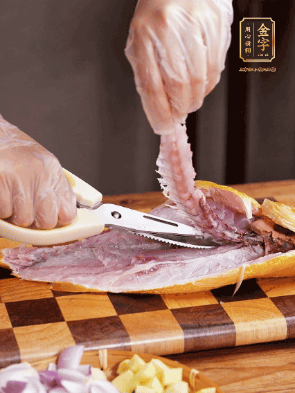 黃魚處理干凈，對半片開去骨，泡入蔥姜水、料酒、鹽調(diào)成的料汁中浸泡15分鐘，擦干水分