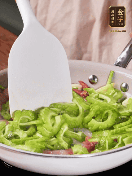 熱油，火腿、蔥姜、干辣椒煸香，再下苦瓜翻炒