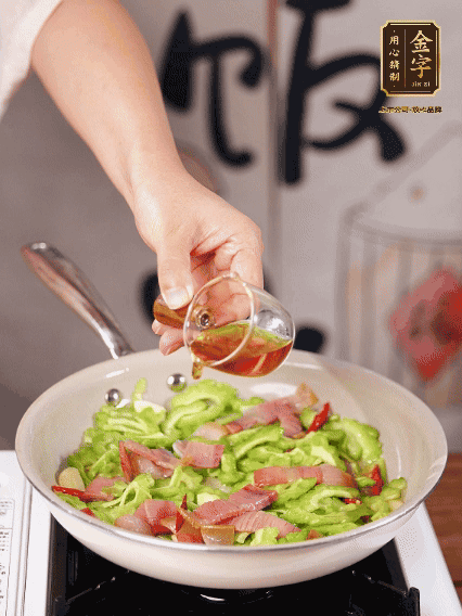 淋一圈料酒，少許糖調(diào)味