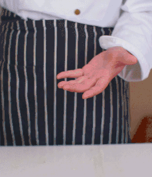 小蔥切碎，淡火腿切碎。