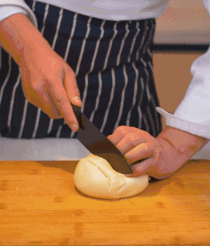 饅頭表面切出1cm左右的網(wǎng)格。