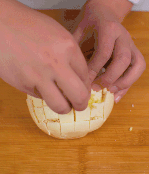 在縫隙里塞適量馬蘇里拉奶酪、再塞入淡火腿碎。