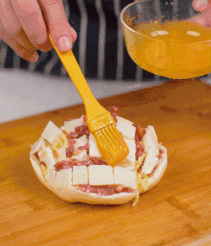 放在烤盤上，表面先刷一層玉米油，再刷一層蛋黃液。